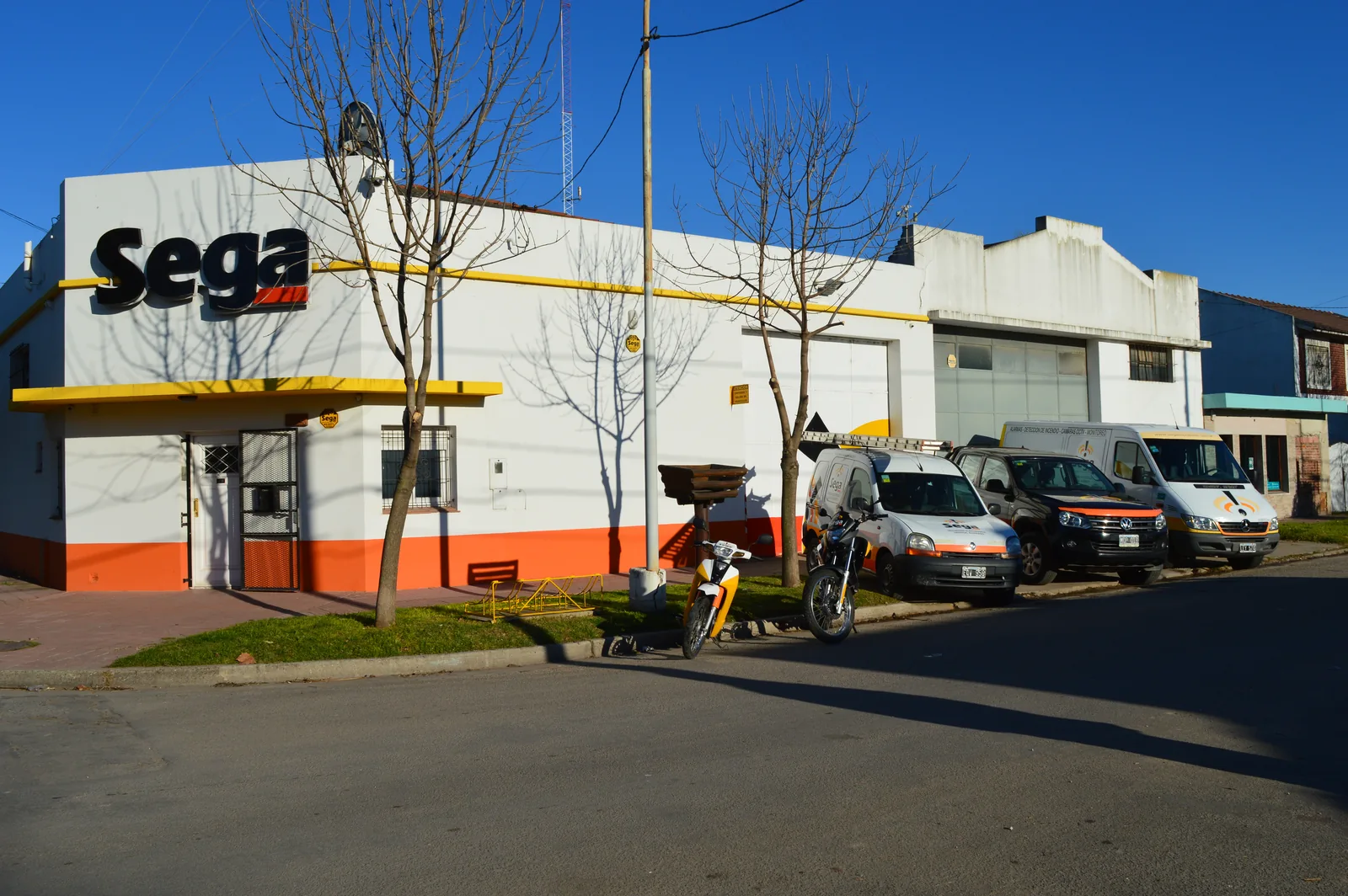 Sede y vehículos de SEGA en Miramar